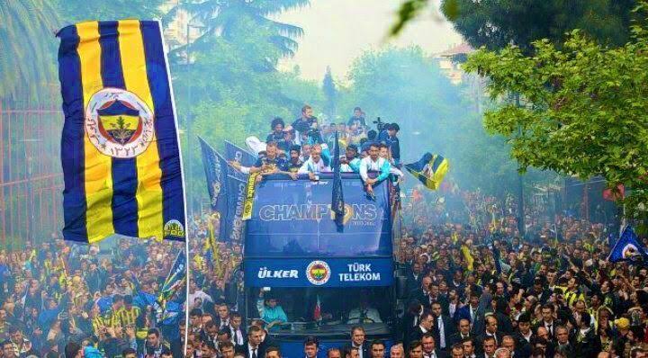 Bağdat Caddesi’nde dev kutlama! Fenerbahçe taraftarı kupayla buluştu